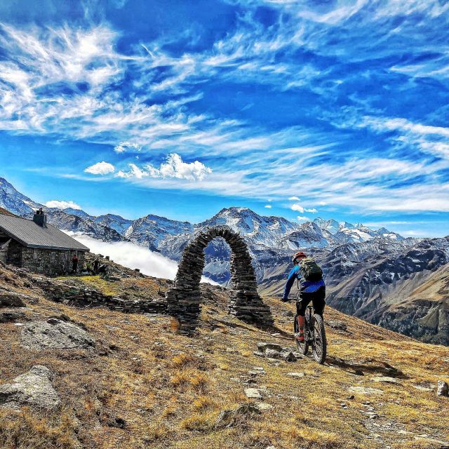 door to an other trail firework #alps #mountains #swissalps #swissmountains #switzerland #valais #wallis #ridevs #wallisgimpft #vsvac #mountainbike #mtbswitzerland #mtbenduro #enduromtb #emtb
#levolove #specialized #swisscyclingguide #ridewithguide #marczauggbike #mzbike #wearebikebox #lifebehindbars #alpine #session
#september2021