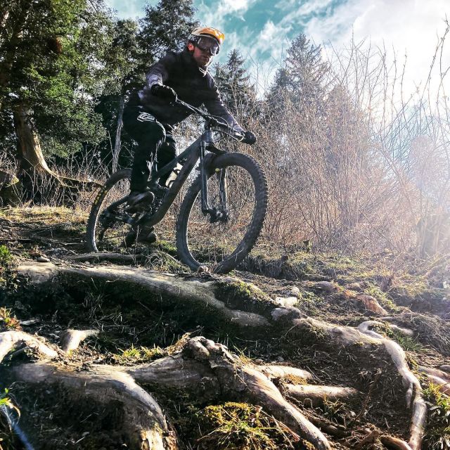 harakiri @sportzundbeatz.ch #thusis #mountainbike #mtbenduro #mtb
#swisscyclingguide #ridewithguide #marczauggbike #shuttleday #sportzandbeatz #roots #wood #wearebikebox #mzbbike