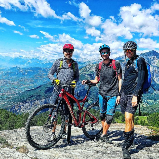 american meet switzerland 🇺🇸 🚲 🇨🇭 #ridewithguide #marczauggbike #alps #mountains #swissalps #swissmountains #switzerland #valais #wallis #ridevs #mtb #mountainbike #mtbswitzerland #mtbenduro #enduromtb
#santacruz #santacruzbikes #santacruzbikeswitzerland
#lifebehindbars #august2019